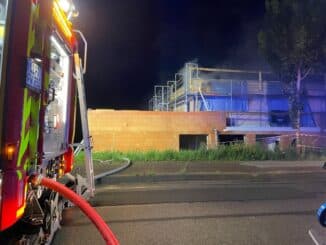 FF Bad Salzuflen: Neubau eines Kindergartens brennt am Elkenbreder Weg / Feuerwehr verhindert mit rund 50 Einsatzkräften schlimmeres