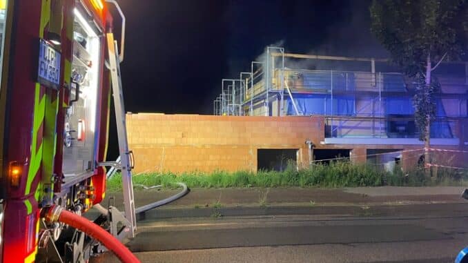 FF Bad Salzuflen: Neubau eines Kindergartens brennt am Elkenbreder Weg / Feuerwehr verhindert mit rund 50 Einsatzkräften schlimmeres