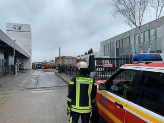 FF Bad Salzuflen: Neun Betroffene nach Brand in Fertigungshalle / Produktionsteile fangen im Bad Salzufler Ortsteil Schötmar Feuer