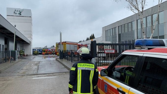 FF Bad Salzuflen: Neun Betroffene nach Brand in Fertigungshalle / Produktionsteile fangen im Bad Salzufler Ortsteil Schötmar Feuer