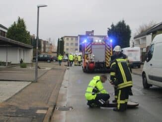 FF Bad Salzuflen: Neun Häuser im Sperberweg nach Gasaustritt evakuiert / Rund 15 Betroffene kommen in Bullis und einem mobilen Aufenthaltsraum unter