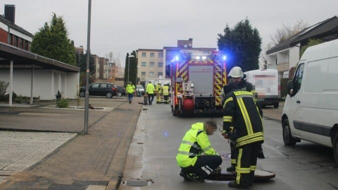 FF Bad Salzuflen: Neun Häuser im Sperberweg nach Gasaustritt evakuiert / Rund 15 Betroffene kommen in Bullis und einem mobilen Aufenthaltsraum unter