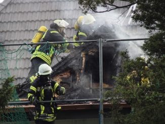 FF Bad Salzuflen: Passanten entdecken Dachstuhlbrand am Asenberg / Feuerwehr ist mit rund 100 Kräften mehrere Stunden an der Straße &quot;Unter den Buchen&quot; im Einsatz