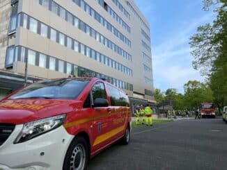 FF Bad Salzuflen: Qualm im Keller sorgt für Rathaus-Evakuierung / Feuerwehr Bad Salzuflen ist mit 35 Kräften vor Ort und findet nach intensiver Suche kokelndes Laub in einem Gully