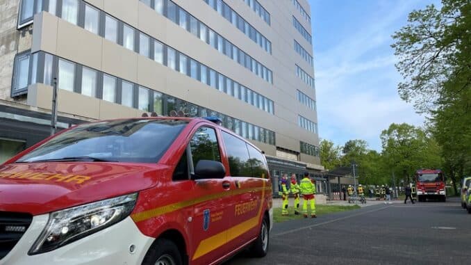 FF Bad Salzuflen: Qualm im Keller sorgt für Rathaus-Evakuierung / Feuerwehr Bad Salzuflen ist mit 35 Kräften vor Ort und findet nach intensiver Suche kokelndes Laub in einem Gully