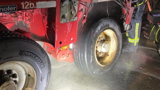 FF Bad Salzuflen: Schwertransport brennt am Samstagmorgen auf der Autobahn 2 / Freiwillige Feuerwehr Bad Salzuflen ist mit 40 Kräften im Einsatz
