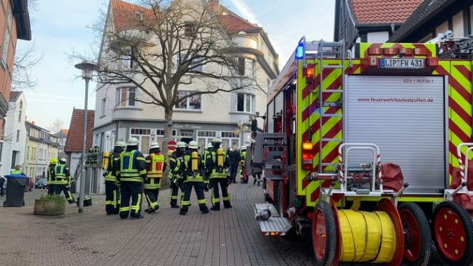 FF Bad Salzuflen: Sechs Menschen bei Gasaustritt verletzt / Feuerwehr evakuiert Mehrfamilienhaus in der Bad Salzufler Innenstadt