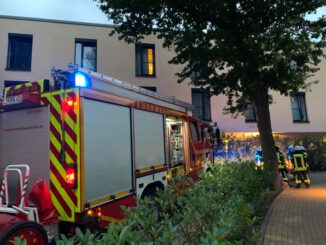 FF Bad Salzuflen: Seniorin stirbt nach Brand eines Sauerstoffgeräts / Freiwillige Feuerwehr Bad Salzuflen ist mit 30 Einsatzkräften im Hoffmannspark