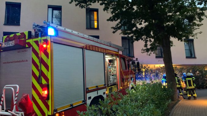 FF Bad Salzuflen: Seniorin stirbt nach Brand eines Sauerstoffgeräts / Freiwillige Feuerwehr Bad Salzuflen ist mit 30 Einsatzkräften im Hoffmannspark