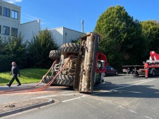 FF Bad Salzuflen: Traktor landet nach Kurvenmanöver auf der Seite / Feuerwehr ist mit 30 Einsatzkräften an der Bielefelder Straße