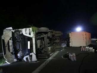 FF Bad Salzuflen: Umgestürzter LKW sorgt für lange Staus auf der Autobahn 2 / Bad Salzufler Feuerwehr ist mit 30 Einsatzkräften vor Ort. Zwei Menschen werden leicht verletzt