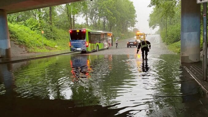 FF Bad Salzuflen: Unwetterfront sorgt für 80 Einsätze / Freiwillige Feuerwehr Bad Salzuflen ist mit vereinten Kräften unterwegs