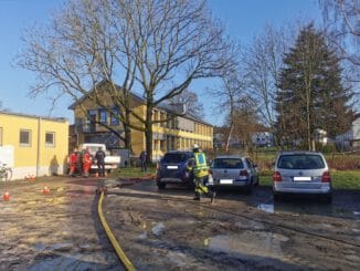 FF Bad Salzuflen: Update: Grundschule nach Gasaustritt evakuiert Bei Bauarbeiten wird eine Versorgungsleitung abgerissen. 250 Schüler und Lehrer retten sich ins Freie