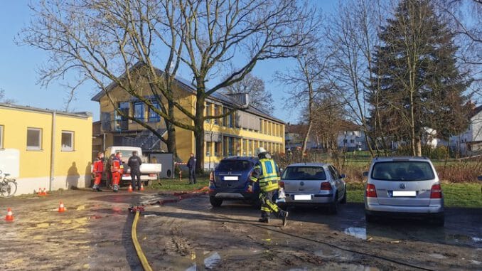 FF Bad Salzuflen: Update: Grundschule nach Gasaustritt evakuiert Bei Bauarbeiten wird eine Versorgungsleitung abgerissen. 250 Schüler und Lehrer retten sich ins Freie