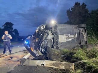 FF Bad Salzuflen: VW Golf landet nach Unfall mit Straßenlaterne auf Seite / Lockhauser Straße in Bad Salzuflen für mehrere Stunden gesperrt