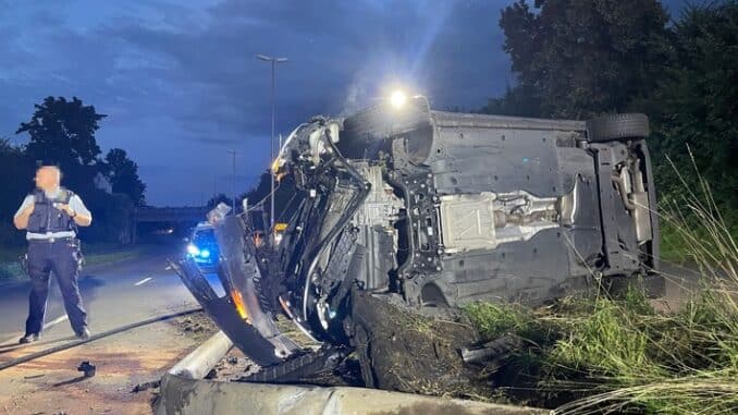 FF Bad Salzuflen: VW Golf landet nach Unfall mit Straßenlaterne auf Seite / Lockhauser Straße in Bad Salzuflen für mehrere Stunden gesperrt