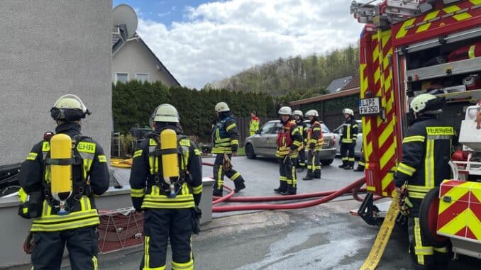 FF Bad Salzuflen: Waschmaschine brennt in Wüsten / Freiwillige Feuerwehr Bad Salzuflen ist mit 35 Kräften im Einsatz