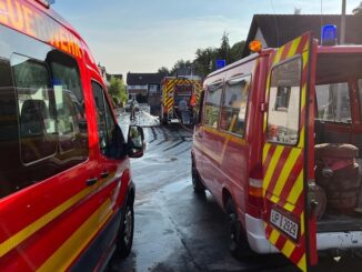 FF Bad Salzuflen: Wasser und Schlammmassen treten durch Fensterfront in ein Wohnhaus ein / Feuerwehr Bad Salzuflen kämpft mit 100 Einsatzkräften gegen Unwetter