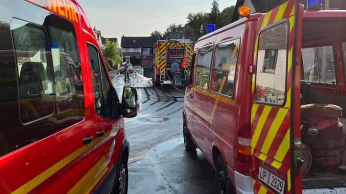 FF Bad Salzuflen: Wasser und Schlammmassen treten durch Fensterfront in ein Wohnhaus ein / Feuerwehr Bad Salzuflen kämpft mit 100 Einsatzkräften gegen Unwetter