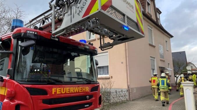 FF Bad Salzuflen: Zwei Menschen bei Küchenbrand zum Teil schwer verletzt / Feuer in der Baumstraße ist schnell unter Kontrolle. Einige Rettungskräfte müssen danach direkt in den Folgeeinsatz