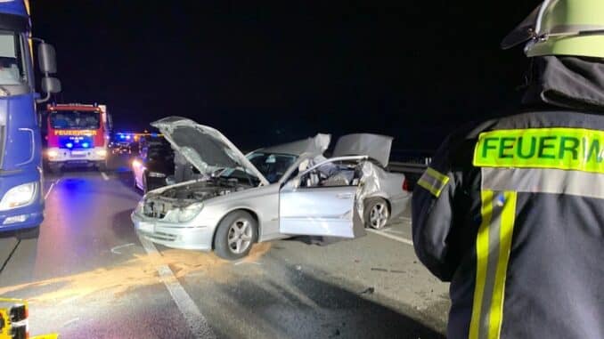FF Bad Salzuflen: Zwei Menschen bei Unfall mit Lkw verletzt / Feuerwehr Bad Salzuflen muss erneut auf die Autobahn 2 in Fahrtrichtung Hannover ausrücken