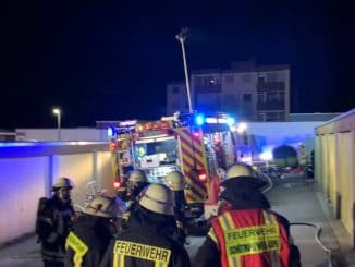 FF Bad Salzuflen: Zwei Menschen bei Zimmerbrand in Ehrsen-Breden verletzt / Feuerwehr ist mit 30 Einsatzkräften im Sperberweg