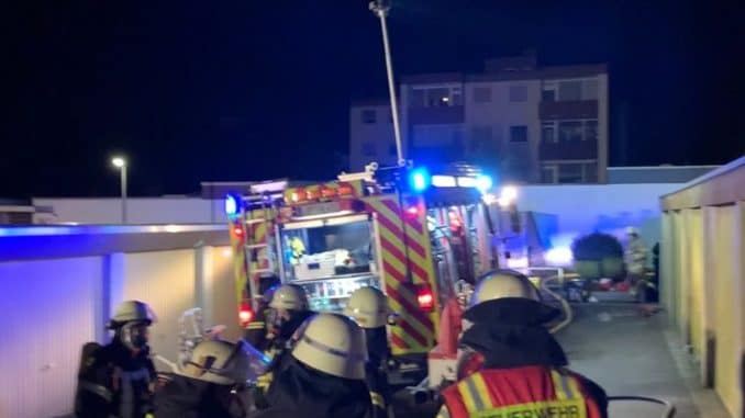 FF Bad Salzuflen: Zwei Menschen bei Zimmerbrand in Ehrsen-Breden verletzt / Feuerwehr ist mit 30 Einsatzkräften im Sperberweg