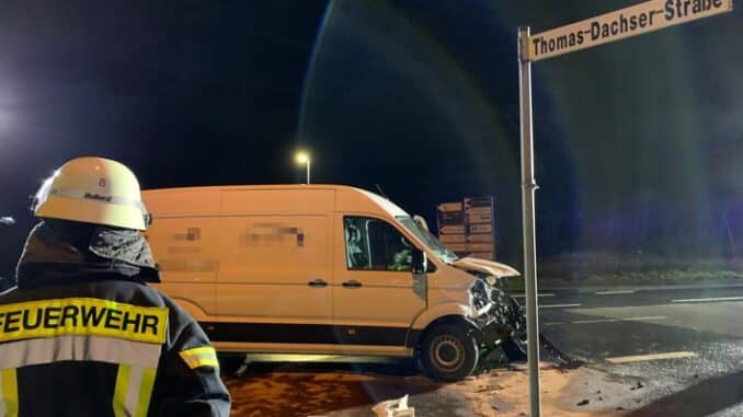 FF Bad Salzuflen: Zwei Menschen bei schwerem Unfall in Lockhausen verletzt / Feuerwehr ist mit 25 Einsatzkräften im Industriegebiet