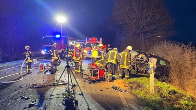 FF Goch: Autofahrer verstirbt nach schwerem Verkehrsunfall