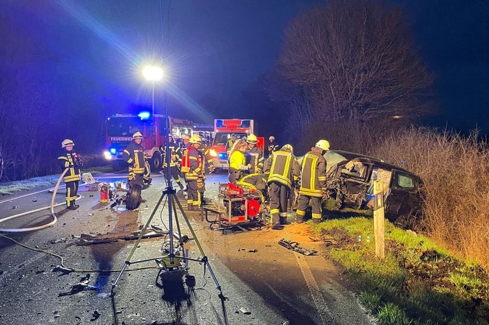 FF Goch: Autofahrer verstirbt nach schwerem Verkehrsunfall