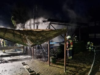 FF Goch: Carport in Vollbrand