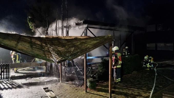 FF Goch: Carport in Vollbrand
