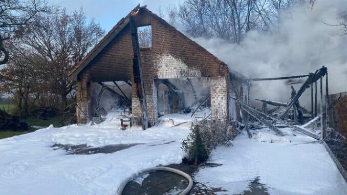 FF Goch: Doppelgarage und Carport komplett ausgebrannt