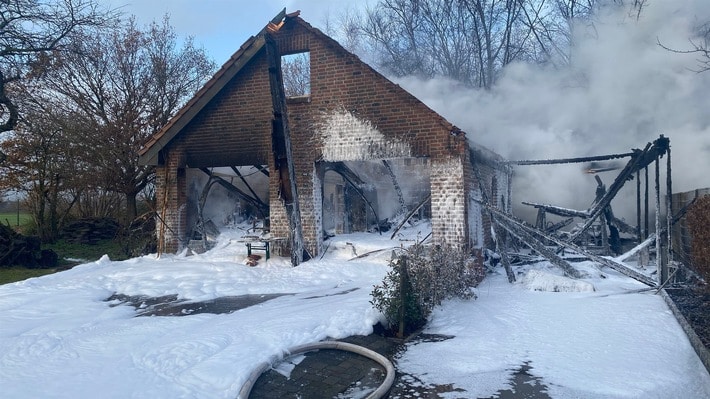 FF Goch: Doppelgarage und Carport komplett ausgebrannt