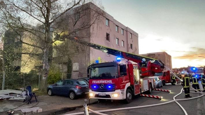 FF Goch: Kellerbrand in leerstehendem Wohnblock - 3köpfige Familie aus Gebäude gerettet