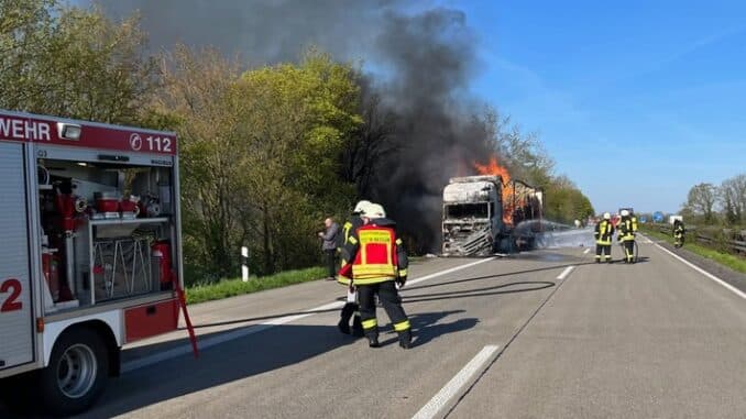 FF Goch: Massive Rauchentwicklung durch LKW-Brand