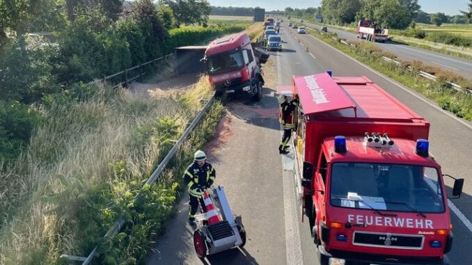 FF Goch: Nach Verkehrsunfall: Diesel und Hydrauliköl ausgelaufen