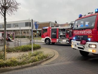 FF Goch: Schulgebäude nach Kellerbrand nicht nutzbar / Paralleleinsatz auf der Bundesstraße 9