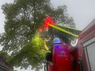 FF Goch: Unwetter: 30 Meter - Baum droht auf Scheune zu stürzen