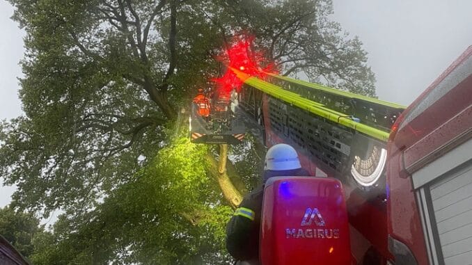 FF Goch: Unwetter: 30 Meter - Baum droht auf Scheune zu stürzen