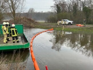 FF Goch: Verunreinigung der Niers: Feuerwehr bringt Ölsperren aus