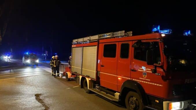 FFW Fredenbeck: 5km Ölspur nach Verkehrsunfall durch Feuerwehr abgestreut
