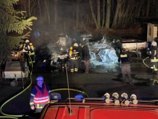 FFW Fredenbeck: Anhänger stehen in Flammen / Feuerwehr kann Ausbreitung auf Gebäude verhindern