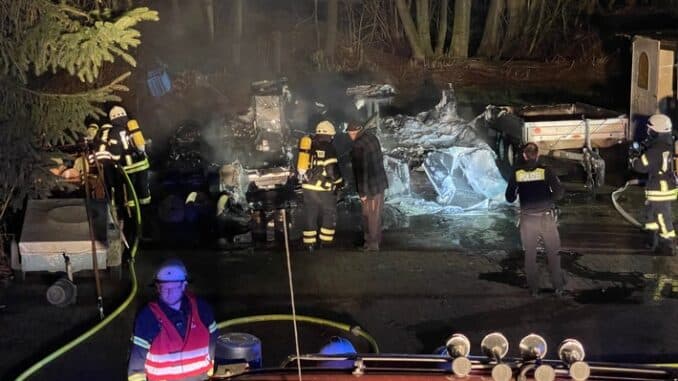 FFW Fredenbeck: Anhänger stehen in Flammen / Feuerwehr kann Ausbreitung auf Gebäude verhindern