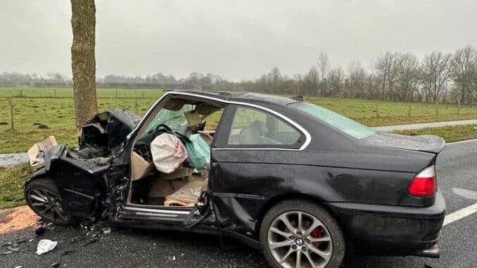 FFW Fredenbeck: Ein Schwerverletzter nach Verkehrsunfall / PKW prallt gegen Baum