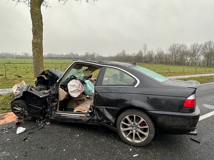 FFW Fredenbeck: Ein Schwerverletzter nach Verkehrsunfall / PKW prallt gegen Baum