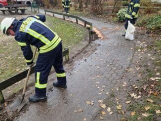 FFW Fredenbeck: Korrektur: Ausgelaufenes Öl verunreinigt Spielplatz und Gehweg