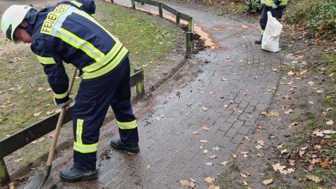 FFW Fredenbeck: Korrektur: Ausgelaufenes Öl verunreinigt Spielplatz und Gehweg