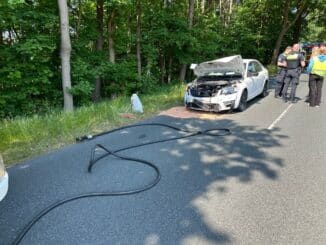 FFW Fredenbeck: Schwerer Verkehrsunfall mit 4 verletzten Personen / Eine Person in Fahrzeug eingeklemmt.