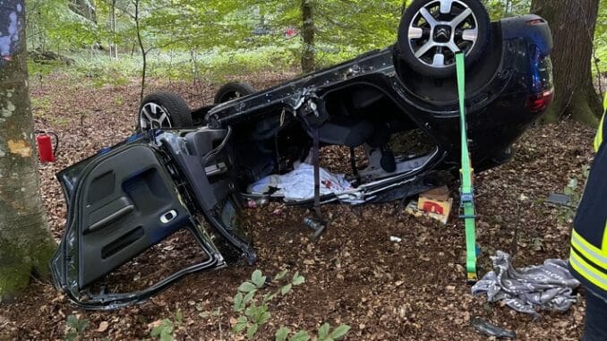 FFW Fredenbeck: Verkehrsunfall im Rüstjer Forst / Fahrer schwer verletzt